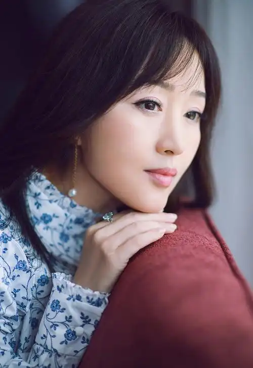 杨钰莹一袭白装尽显优雅曲线,大秀小蛮腰美得让人想舔屏