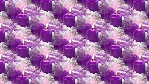 许多紫色的蜡烛,火焰,火