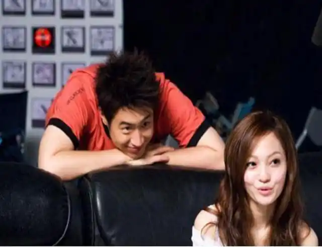 真的超甜,而且私下的潘玮柏也像个调皮的大男生,总是和张韶涵打闹!