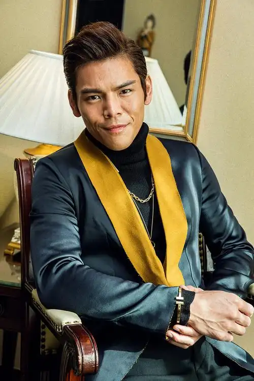 组图:向佐帅气亮相芭莎慈善夜 为公益助力