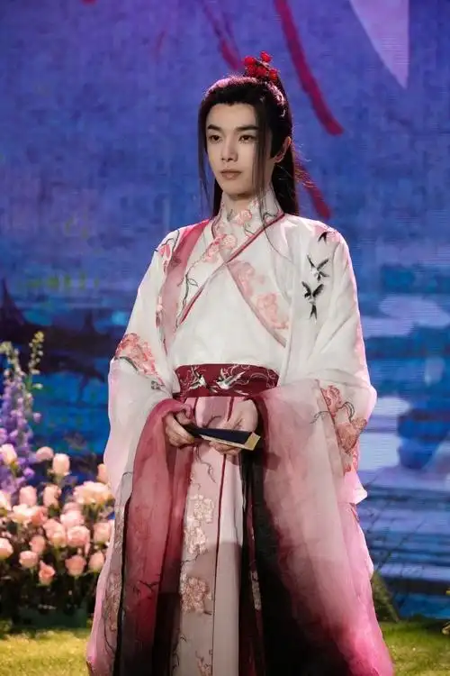 梅花花神造型华晨宇我直呼好绝!真的有种雪落在梅花枝头那味了!