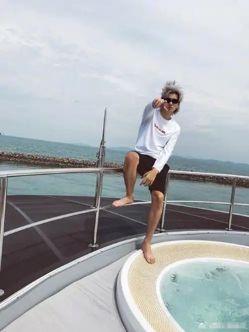 白敬亭的脚终于露出庐山真面目但是脚趾头歪的看着有点心疼