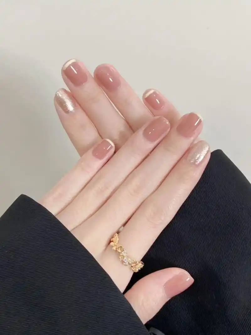 太好看惹 裸色打底 然后画上白色法式边~ 	 一然指甲油 486裸色 512米