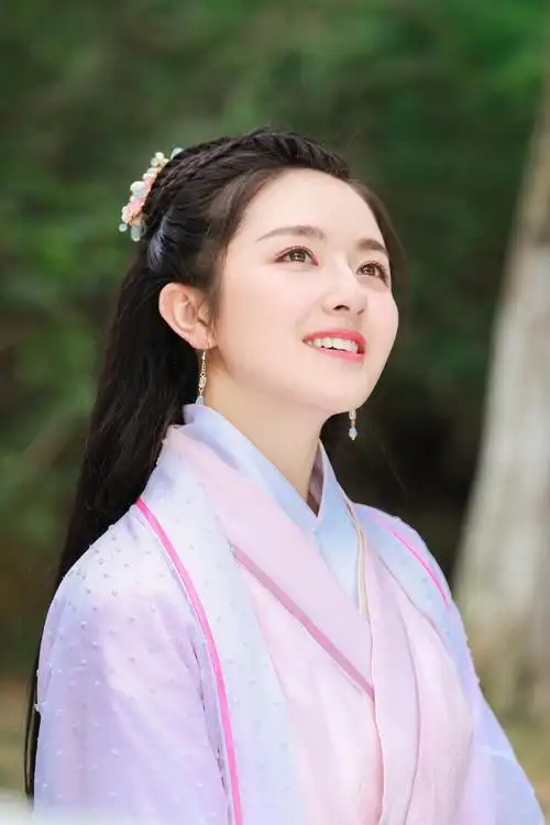 女演员李兰迪粉嫩可爱古装写真