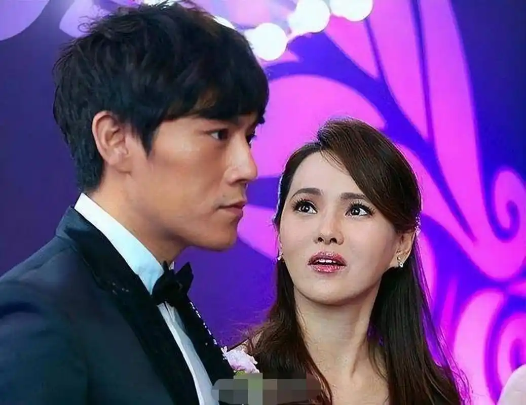 25年前,伊能静查出身上长肿瘤,进手术室前,医生叮嘱庾澄庆:"可能要取