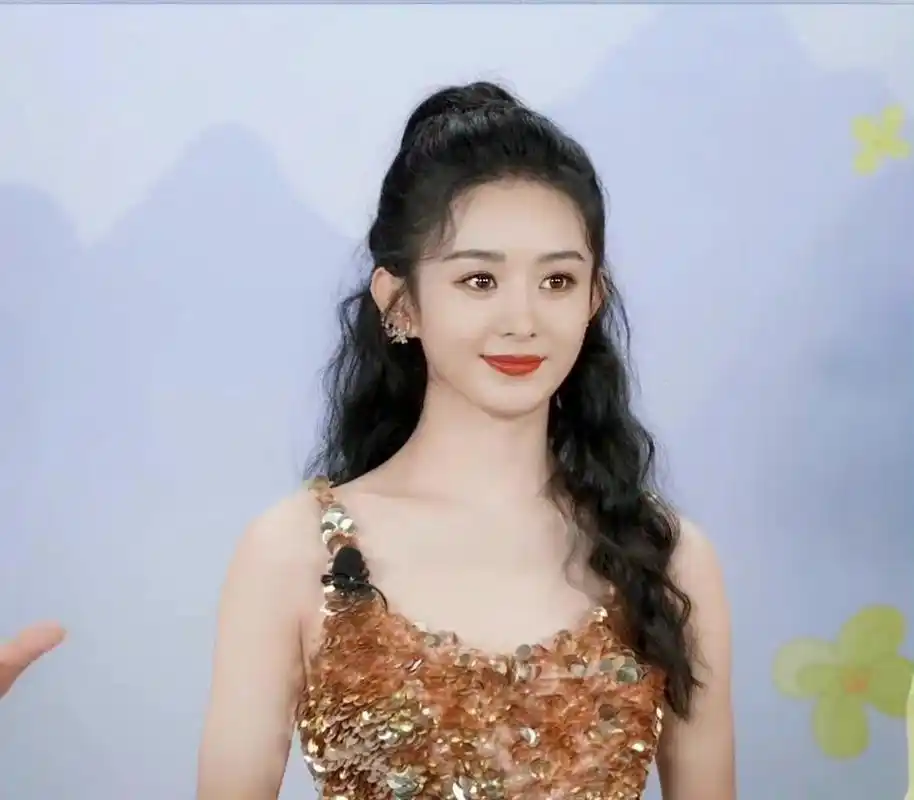 金鹰女神赵丽颖经典造型重现!穿金色亮片裙好华丽,堪比红毯战袍