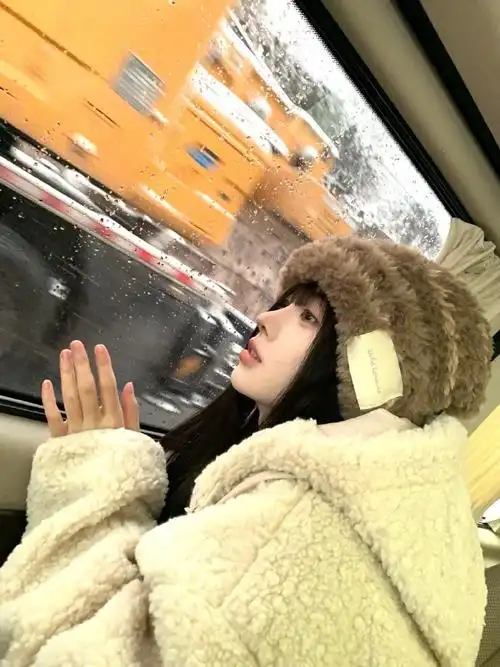 鞠婧祎车内看雪live图##鞠婧祎奶萌小熊造型