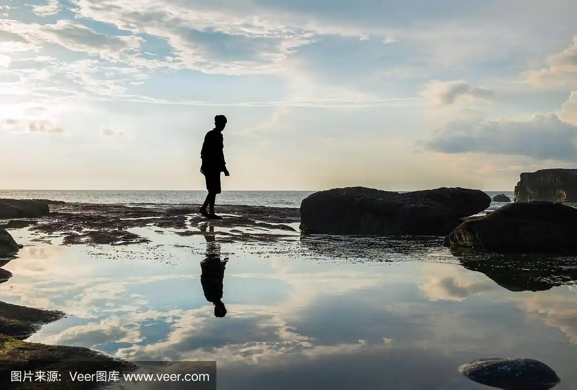 剪影,一个人站在夕阳的倒影里