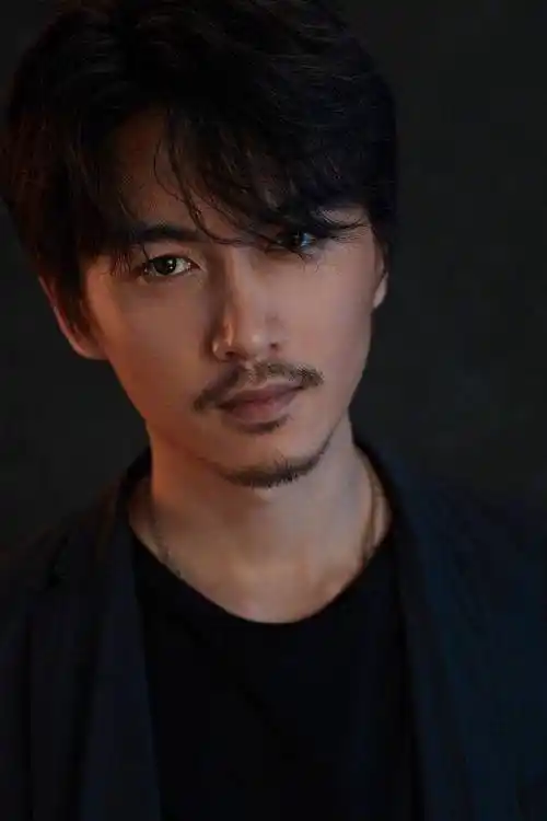 陈晓刮掉胡子更帅了,穿黑衣戴黑帽扮酷,跟小10岁王一博像同龄人