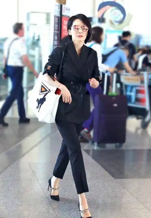 俞飞鸿的衣服大多是经典款,利落的正装衬衫,飘逸的裙子和休闲的牛仔裤