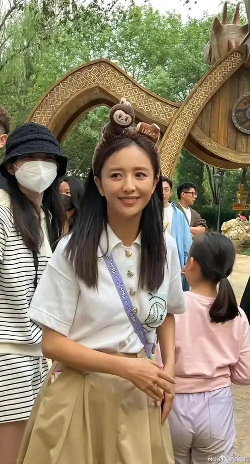 网友在游乐场偶遇佟丽娅没有美颜的镜头下美人也略略有了年龄感