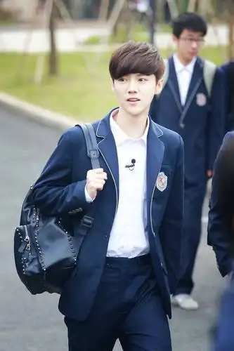 简单的校服鹿晗穿出不凡气质真的很校草鹿了