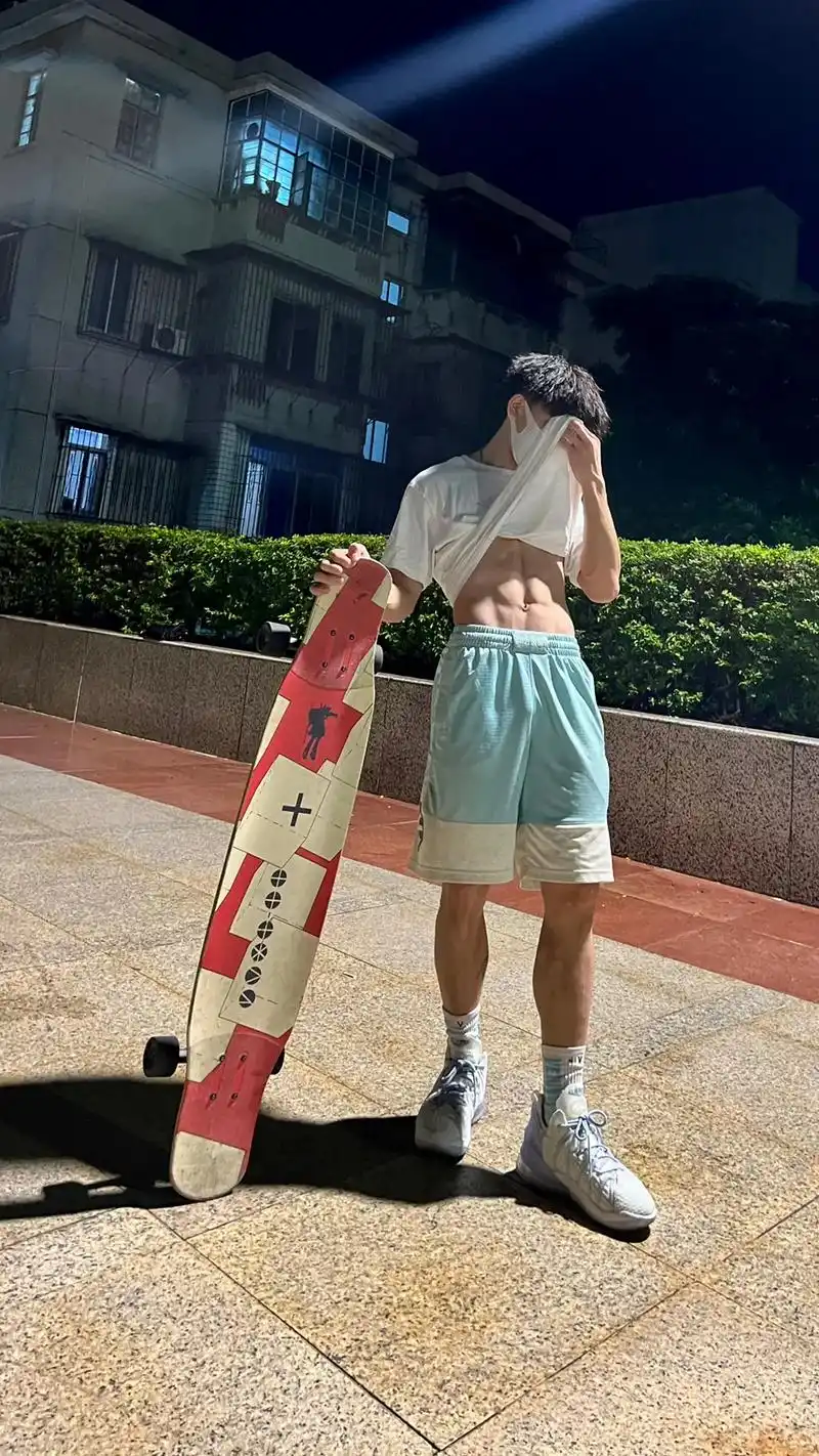 有没有可能坤坤也会玩板#腹肌 #体育生#我在抖音玩滑板#fp - 抖音