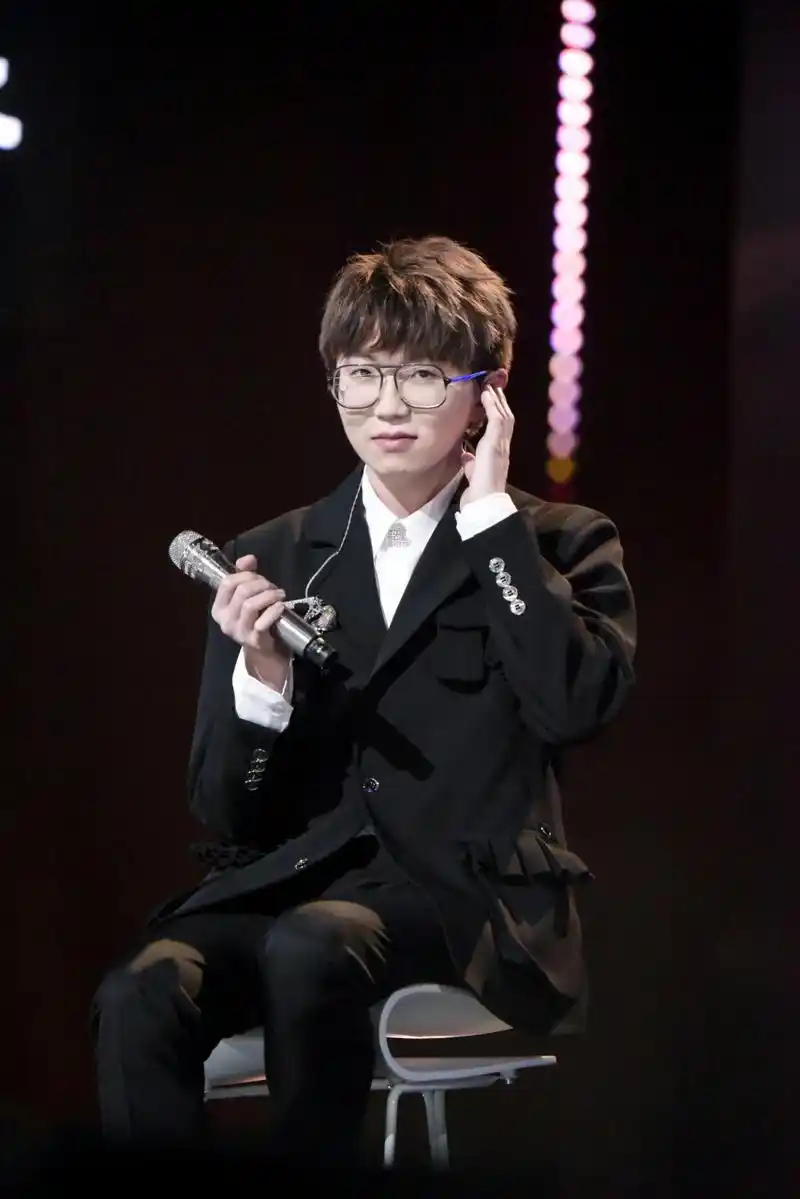 毛不易 分享今日份帅气的@毛不易 毛老师,舞台之上保持热忱,聚光灯下