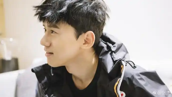 张杰微博晒照对着镜头浅笑摆出各种姿势尽显清爽帅气