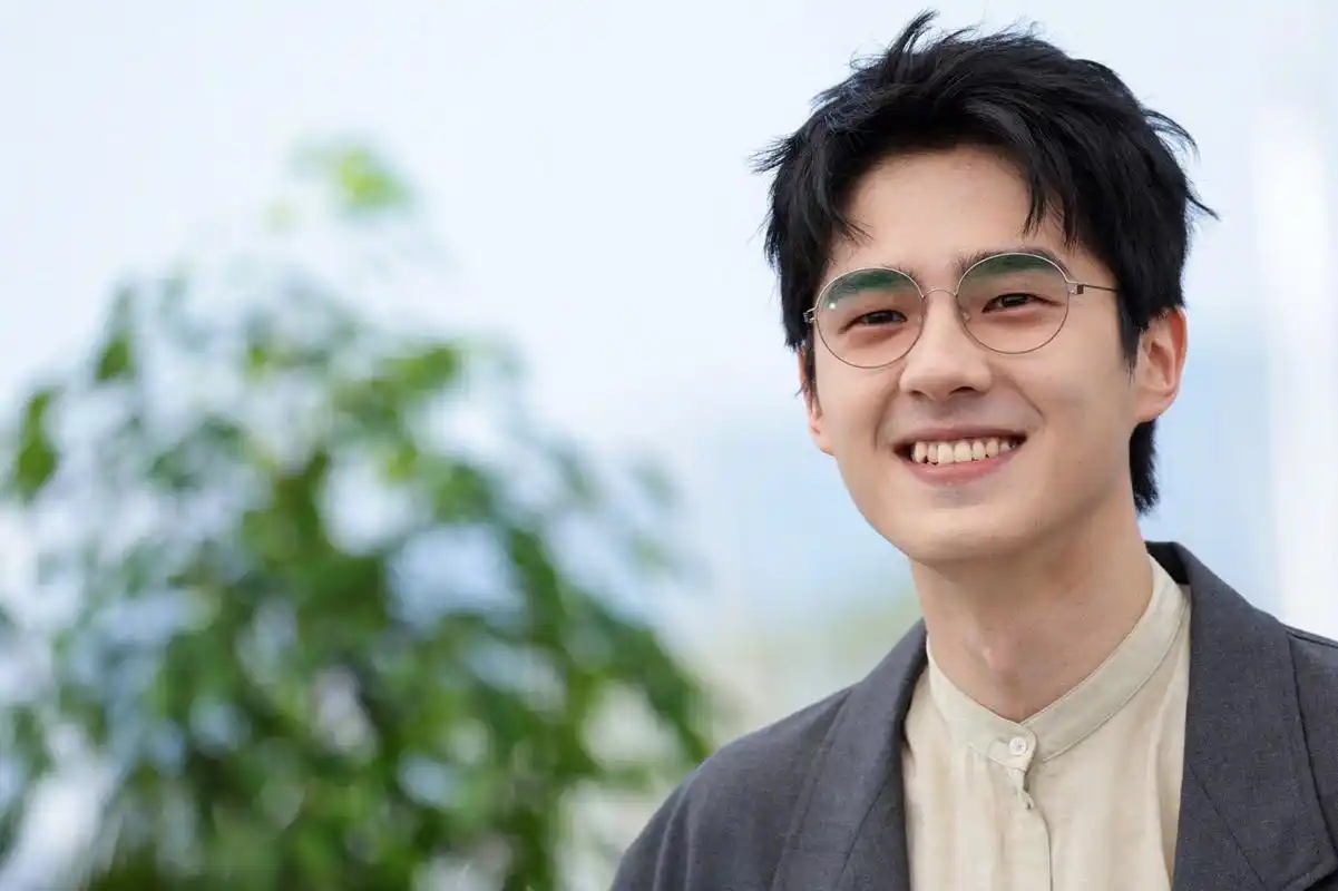 刘昊然圆框眼镜造型# 刘昊然《燃冬》剧组#戛纳电影节#photocall