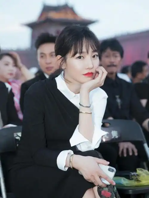 白百何新剧"职场骚扰" 喝酒后被领导强捧 这个表情吓坏了网友 后悔了