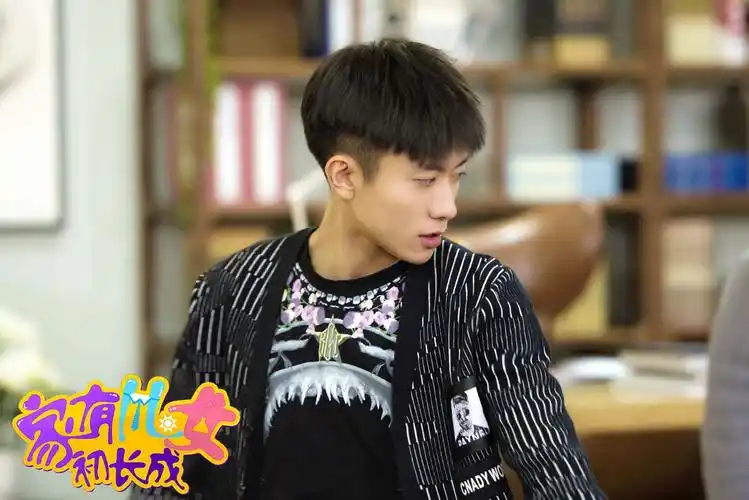 张一山《家有儿女》变暖男 "江式"安慰温馨上演