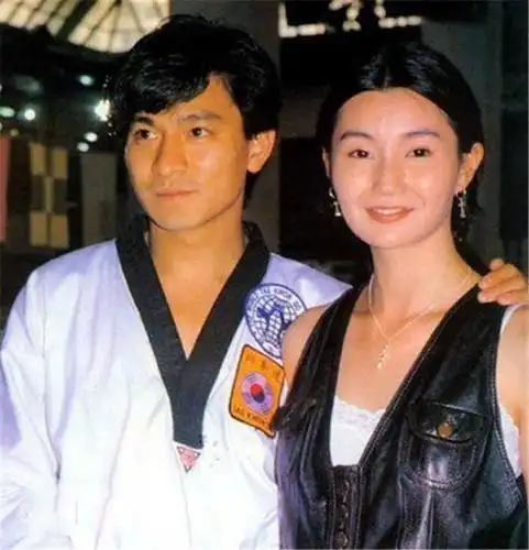 英雄》,整部影片剧情无聊,完全靠演员支撑下去,刘德华帅气,张曼玉我见