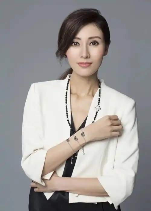 作为娱乐圈的代表女星,李嘉欣一直以端庄优雅的形象示人.