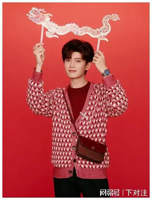 任嘉伦小年红色装备来袭红毛衣红包包手举小龙喜庆又吉祥