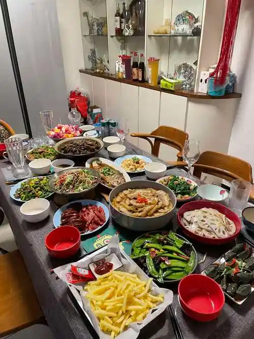 一桌丰盛的晚餐