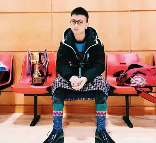 沪上皇秦奋炒股涉内幕交易被罚61岁父亲身份也首次曝光