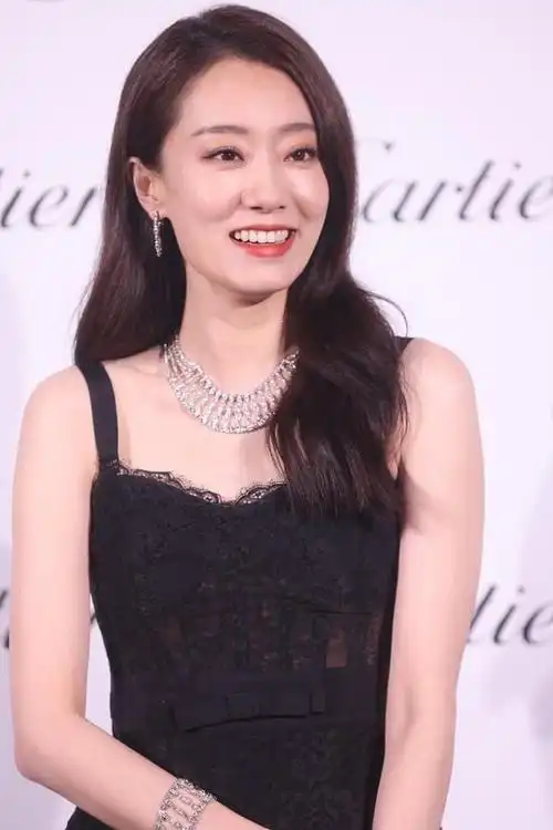 张小斐穿吊带长裙秀身材,没了"妈妈样"更有魅力,优雅又撩人|裙子|裙摆