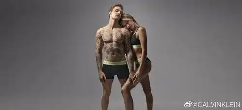 justinbieber 贾斯汀·比伯,haileybieber海莉·比伯身着 calvin