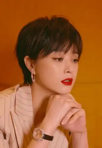 原创蒋欣减肥成功后还换了新发型短发配醉酒妆36岁美得太惊艳