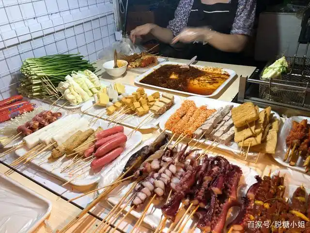 没想到油炸小串也可以如此清新!柳州闹市街头的这小摊你吃过吗?