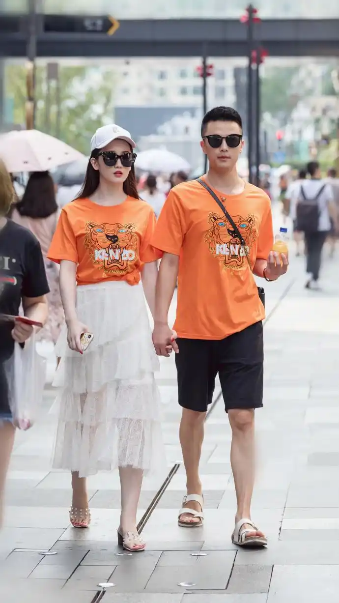 路人街拍,小姐姐穿着青春有活力,和男朋友站一起男才女貌!