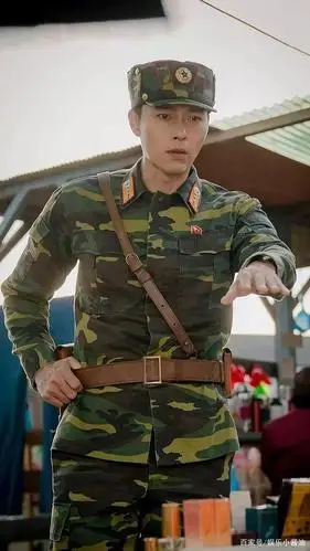 《爱的迫降》玄彬迷彩服和军阀装美图欣赏,快40岁的人居然这么帅