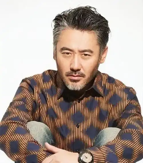 没想到2024年刚开始55岁的吴秀波就给内娱明星们提了个醒