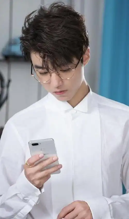 王俊凯和傅园慧同框都是穿着白衬衫网友美感十足