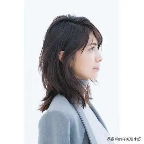 今年流行的短发型图片女40岁(今年流行"中长卷",减龄准年轻) - 美文