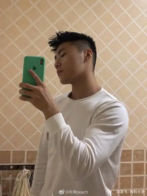 型男大赏ii寸头小眼睛肌肉男是不是你的菜