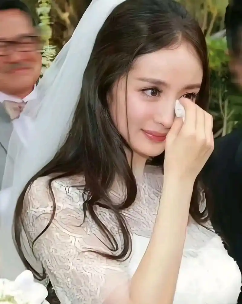 每次看到杨幂结婚的照片都感慨万千,那时的眼中充满着对婚姻的向往和