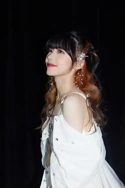 在细细低语装上硕果累累的梦出发畅游吧～@赖美云首张个人专辑《出发