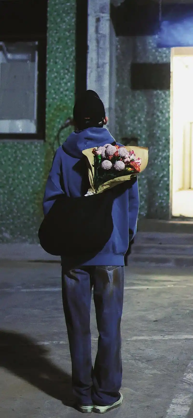 "背花的少年"#易烊千玺新专辑叫刘艳芬 #少年总是发着光 - 抖音