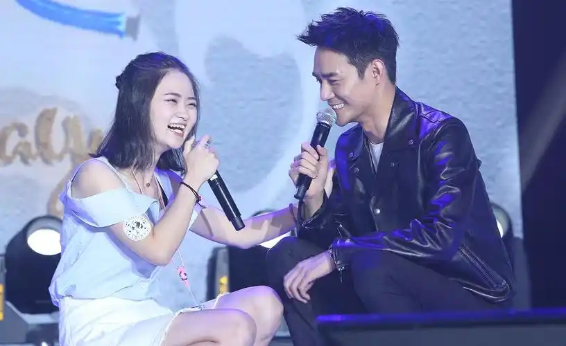 王凯35岁生日会在京举办:热拥女粉丝 马天宇送惊喜