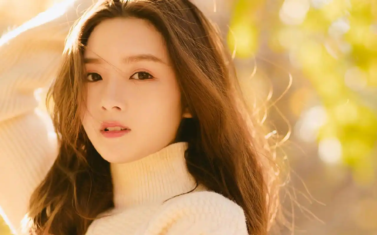 清新长发美女户外写真桌面壁纸