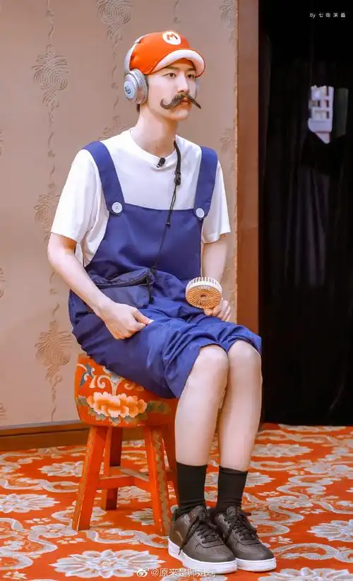 范丞丞青春环游记#真的羡慕了范丞丞的腿!又白又长又细又直,关键是!