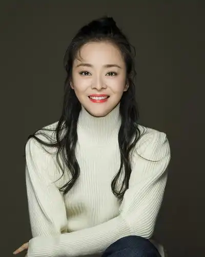 演员王嘉白衣写真 极简搭配纯净美好