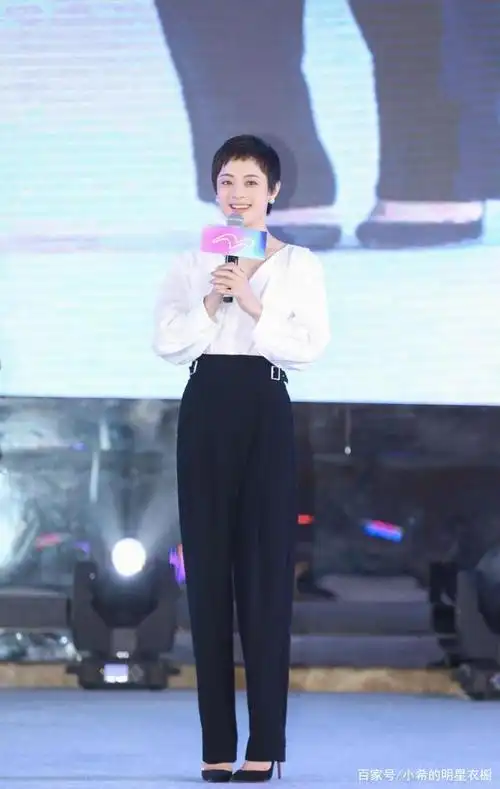 孙俪把黑西裤带火了,搭配印花白t恤清爽减龄,身高165穿出大长腿