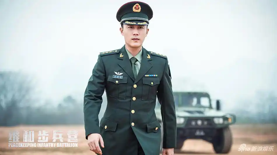 杜淳首次挑战现代军人角色,在新剧《维和步兵营》中身着大量正装,常服