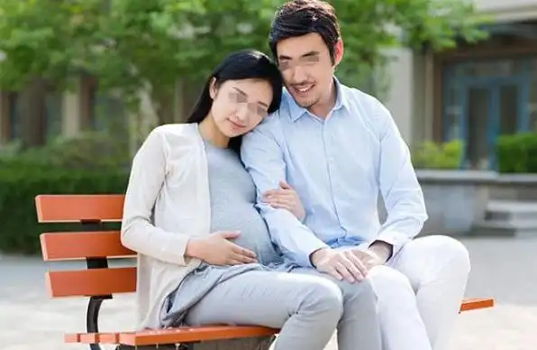 丈夫花6月工资买钻戒妻子拿去退柜员一句话让他们离婚