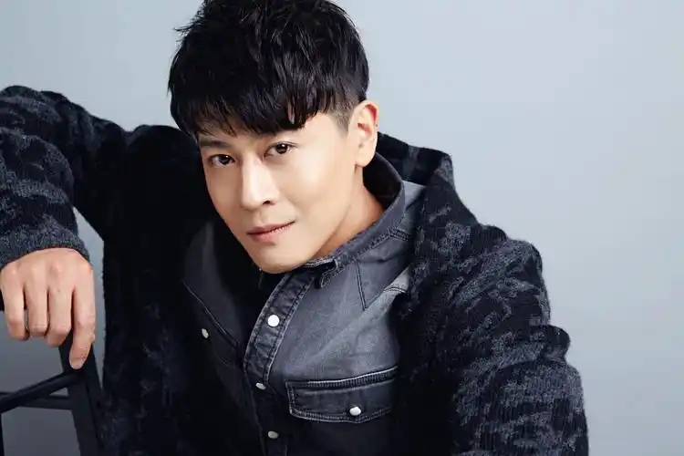 p>张朋,1986年6月27日出生于河北石家庄,中国大陆男演员,主持人,毕业