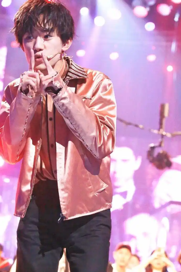 易烊千玺2019玊尔演唱会# #易烊千玺十九岁生日快乐# 我想把黑夜中最