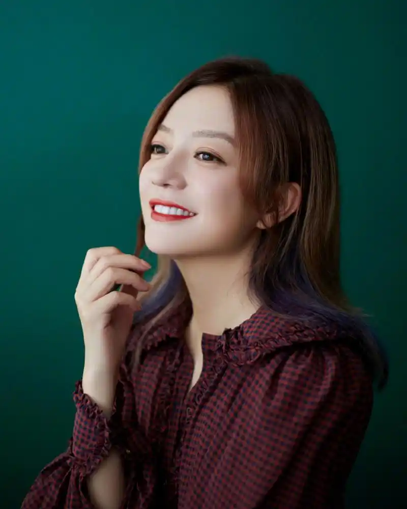 赵薇酒红色格子套装优雅写真图片99